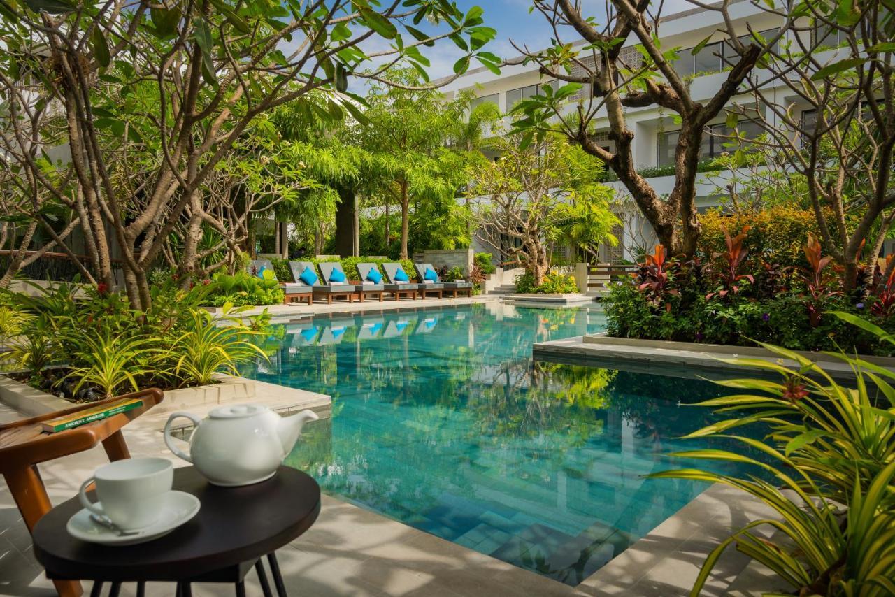 Eightfold Urban Resort 暹粒 外观 照片 The swimming pool at the hotel