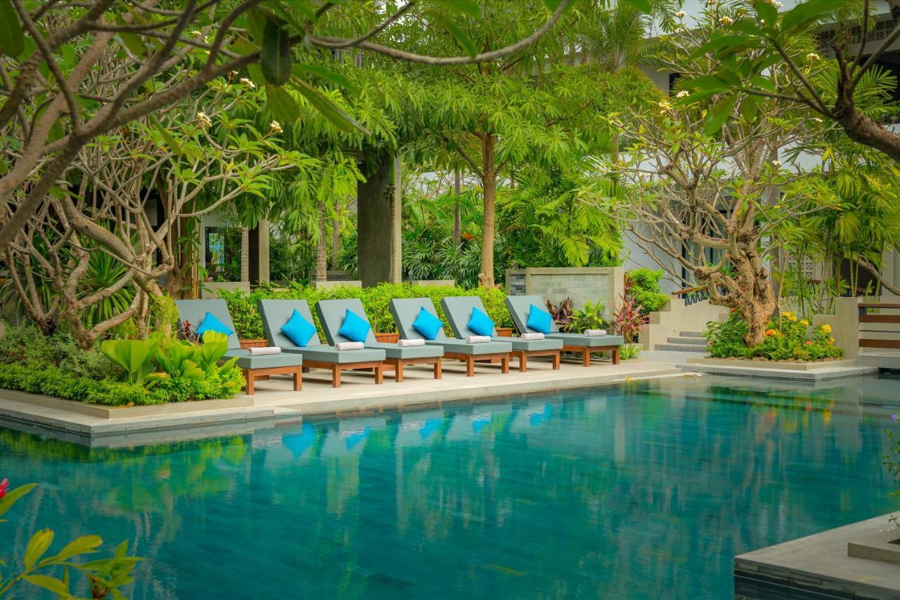 Eightfold Urban Resort 暹粒 外观 照片 The swimming pool at The Sukhothai