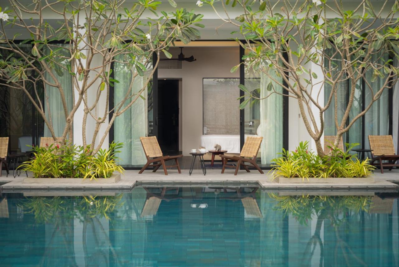 Eightfold Urban Resort 暹粒 外观 照片 The pool at the hotel