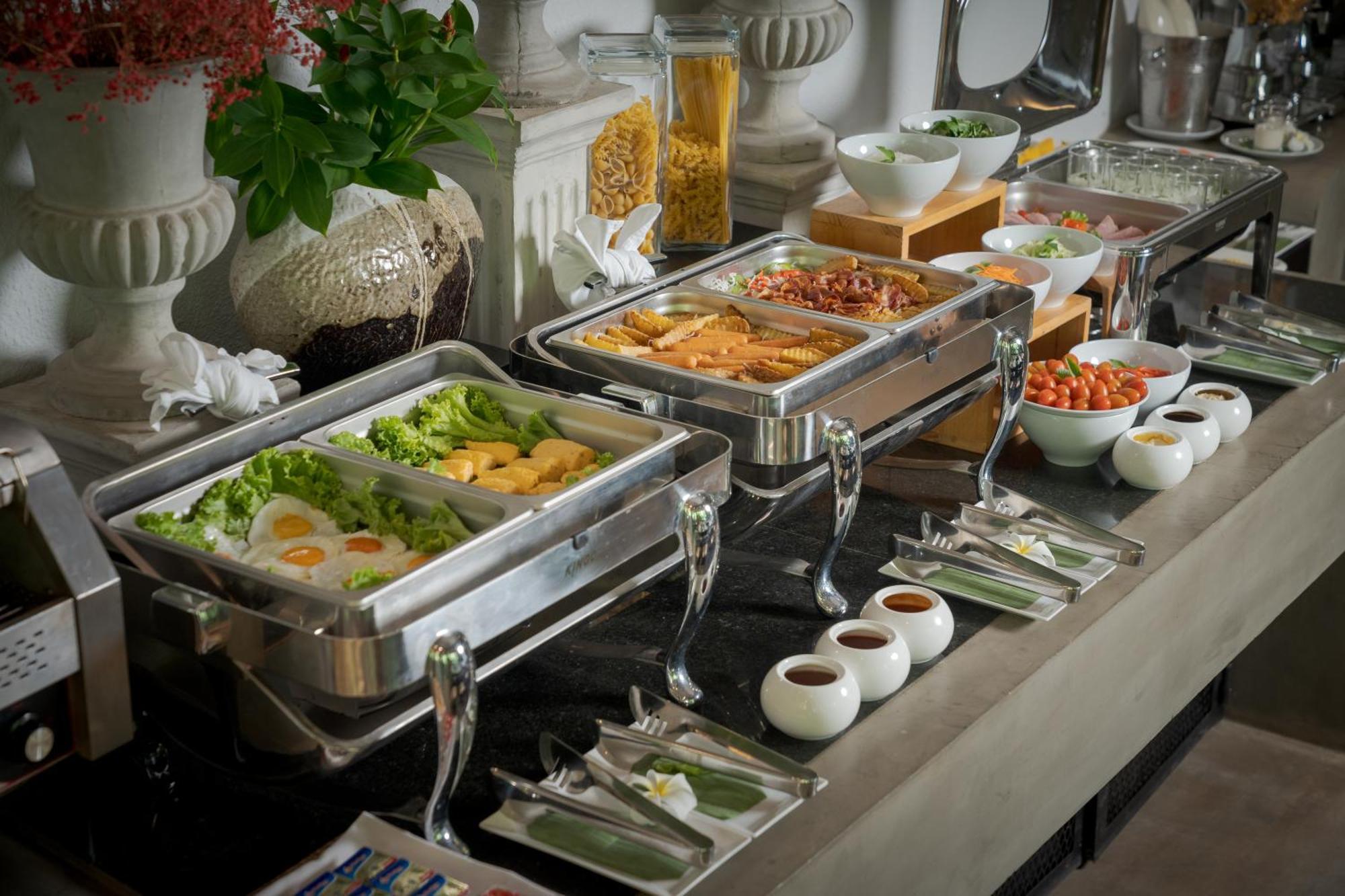 Eightfold Urban Resort 暹粒 外观 照片 A buffet at a hotel