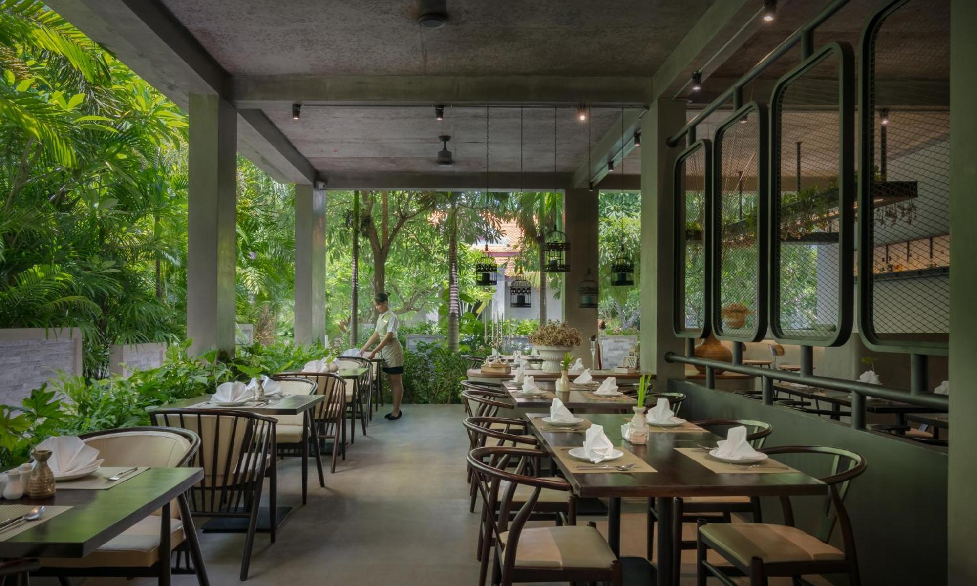 Eightfold Urban Resort 暹粒 外观 照片 Restaurant interior