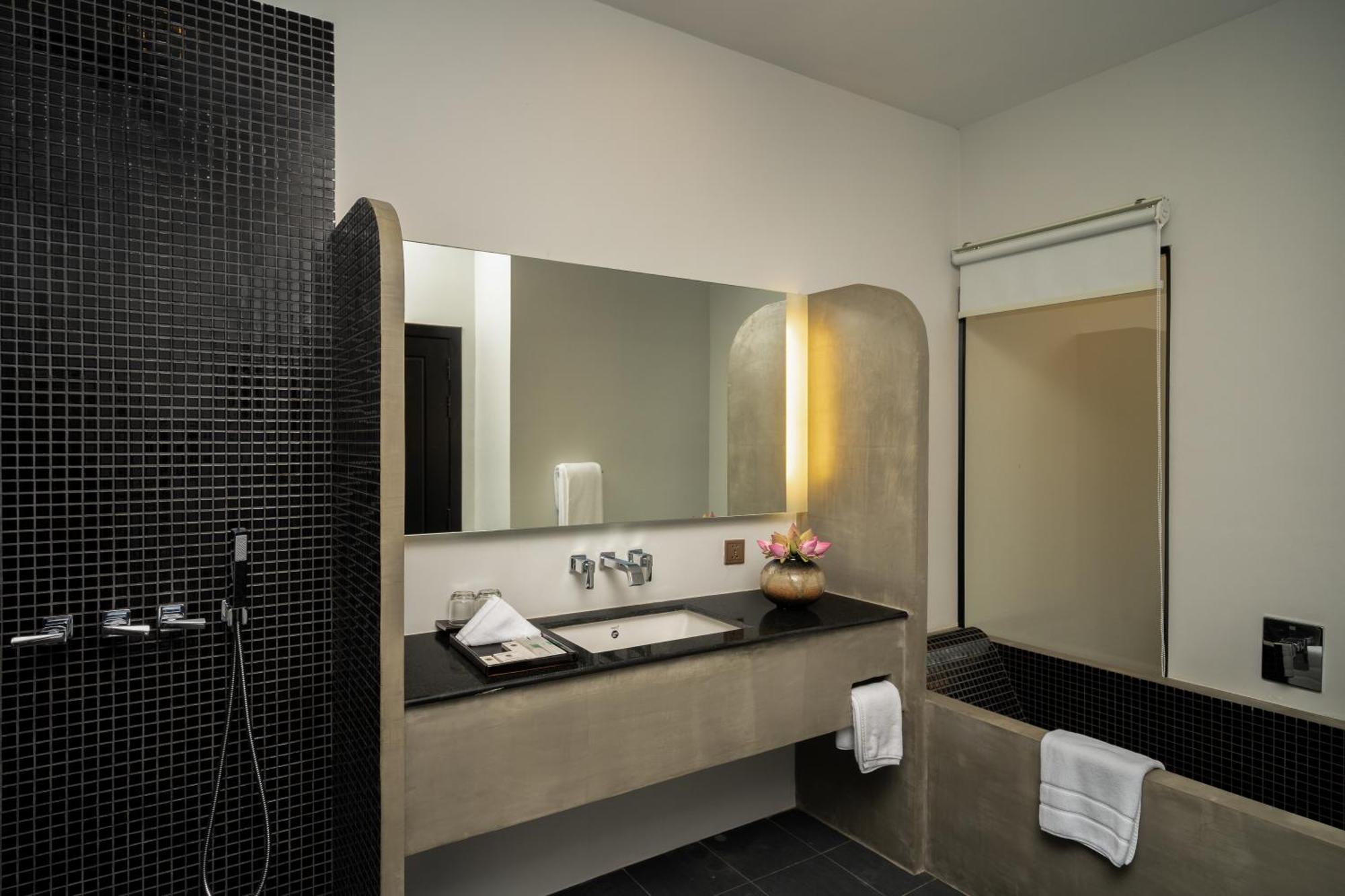 Eightfold Urban Resort 暹粒 客房 照片 Bathroom