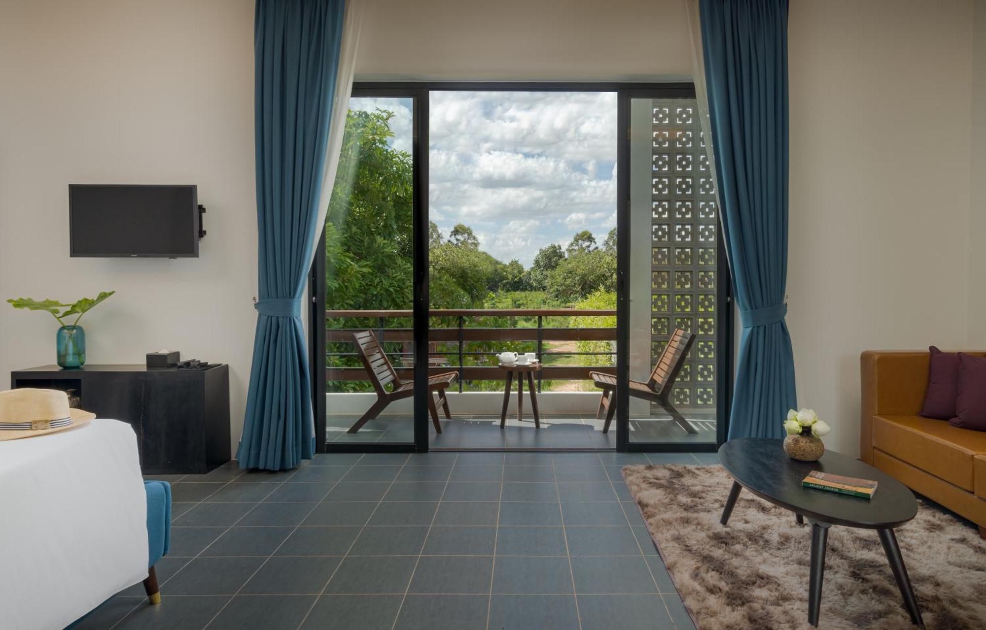 Eightfold Urban Resort 暹粒 客房 照片 Deluxe Room with private balcony
