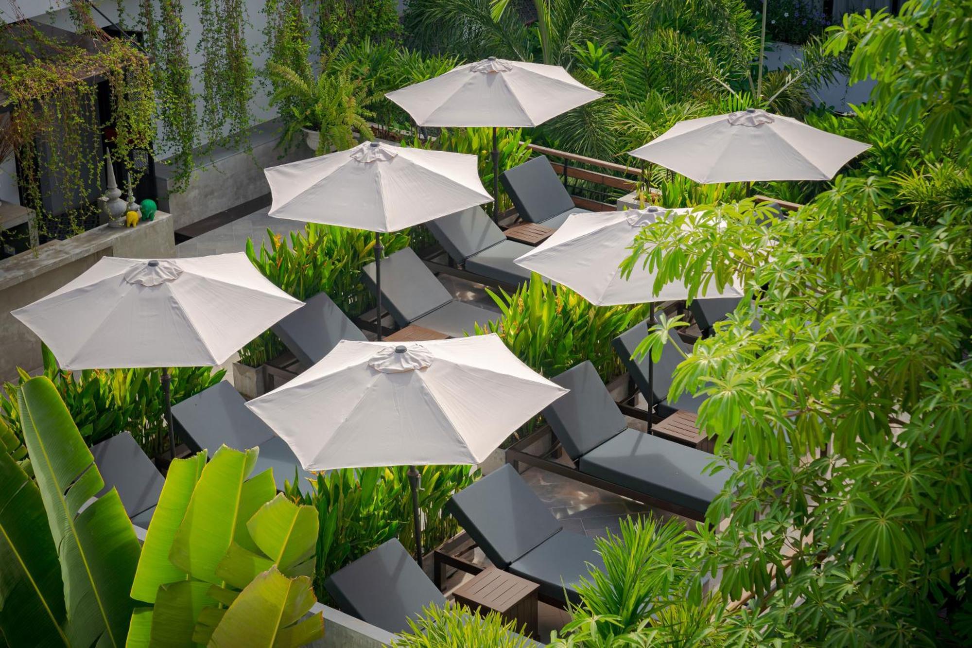 Eightfold Urban Resort 暹粒 外观 照片 The pool at the hotel