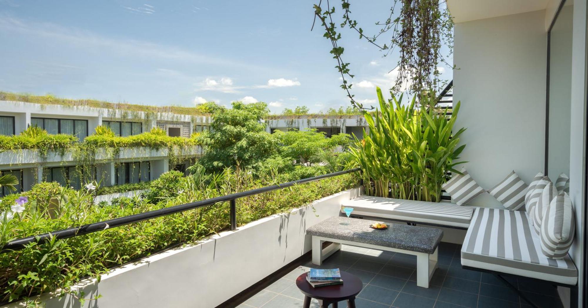Eightfold Urban Resort 暹粒 外观 照片 A balcony at the hotel