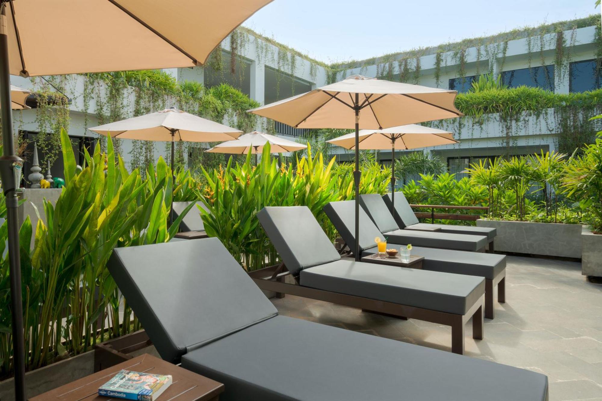 Eightfold Urban Resort 暹粒 外观 照片 Pool Deck
